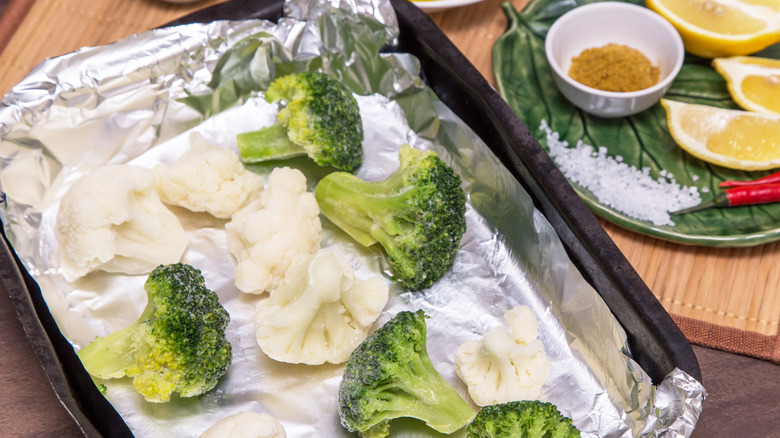 Roasting pan with broccoli