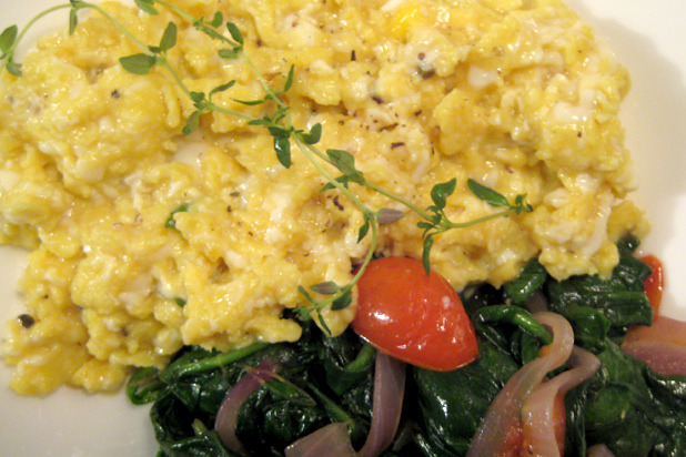 7. Simple Scrambled Eggs with Spinach and Tomato