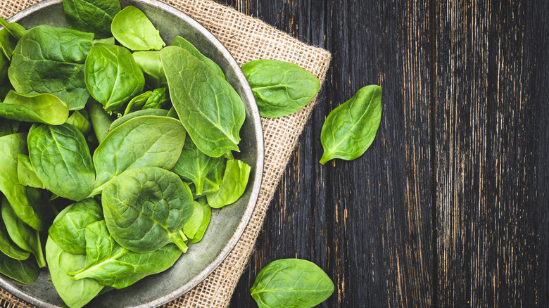 green spinach leaves in bowl