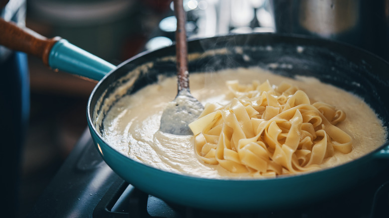 fettuccine Alfredo in pan