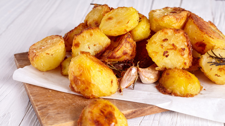Roasted potatoes with garlic