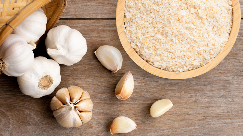 Garlic cloves and powder