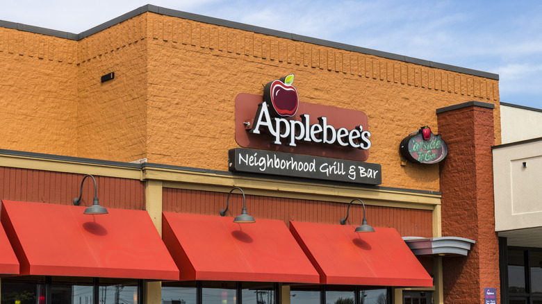 applebee's restaurant exterior