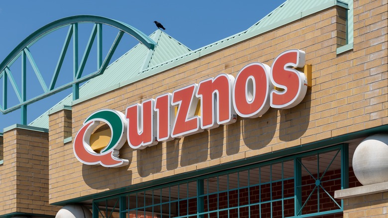 Quiznos logo sign