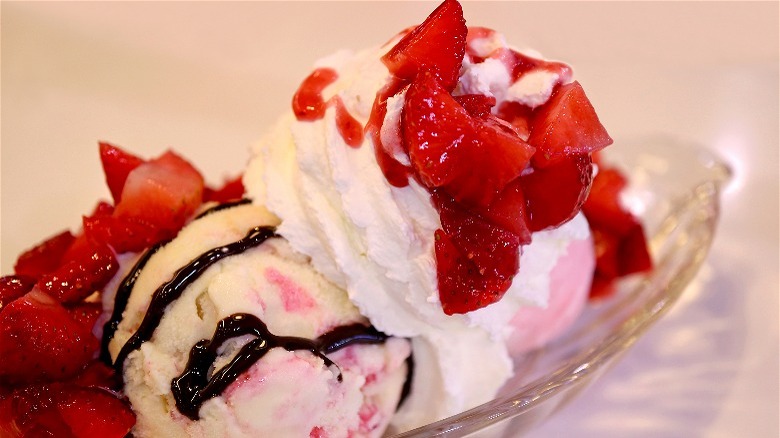 cheesecake sundae with strawberry