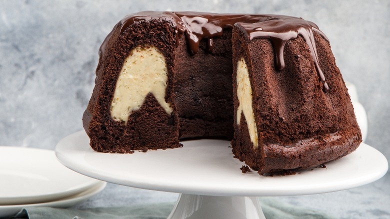 bundt cake with cheesecake filling