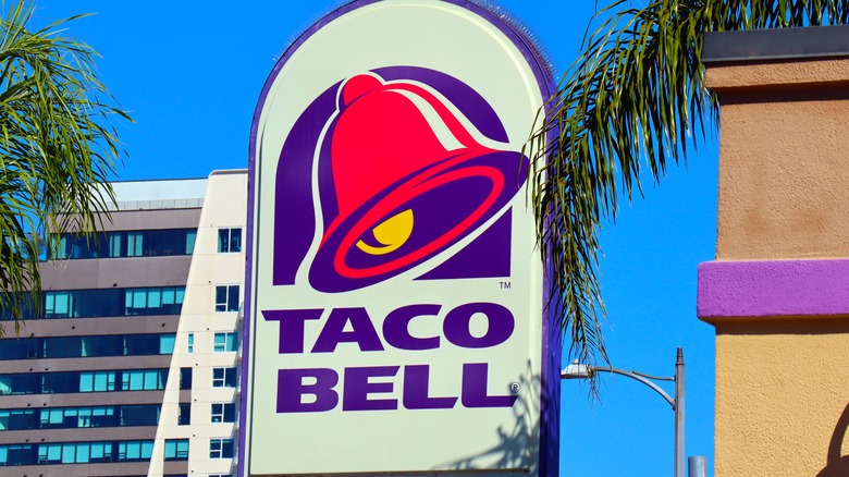 Taco Bell restaurant sign