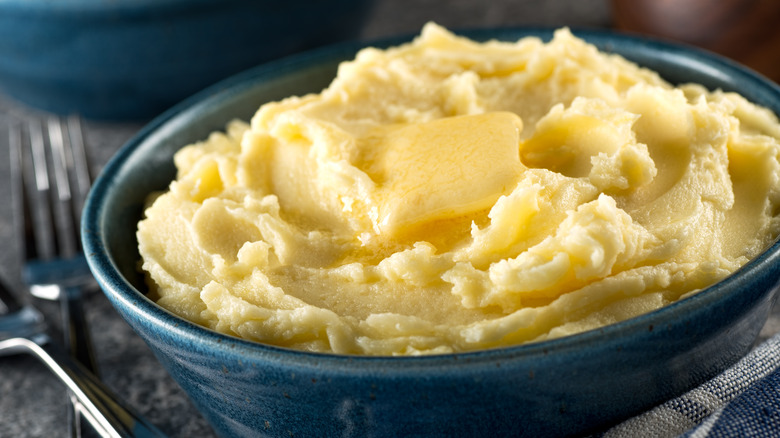 bowl of mashed potatoes