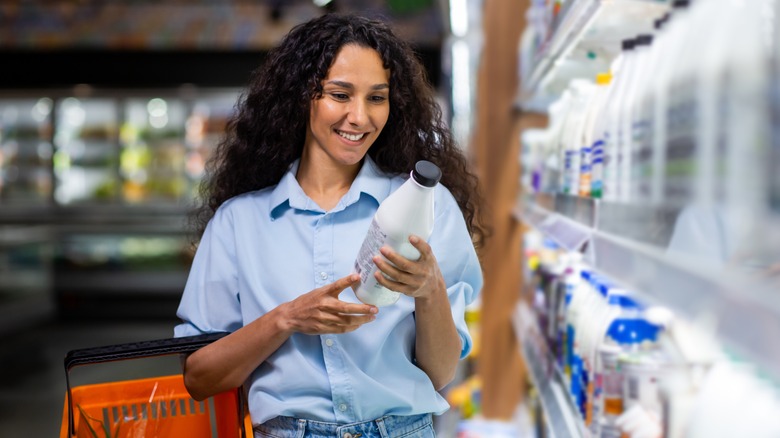 woman grocery shopping