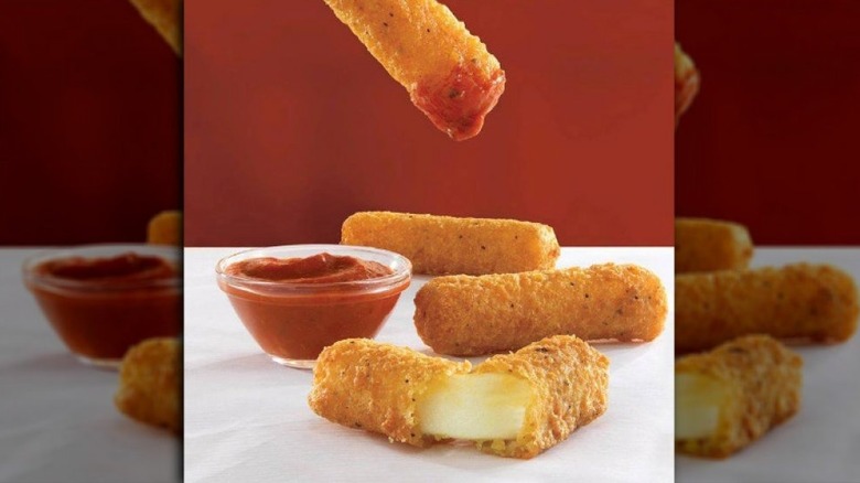 mozzarella sticks with dipping sauce