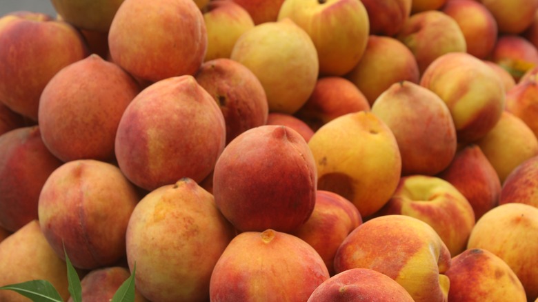 A pile of peaches