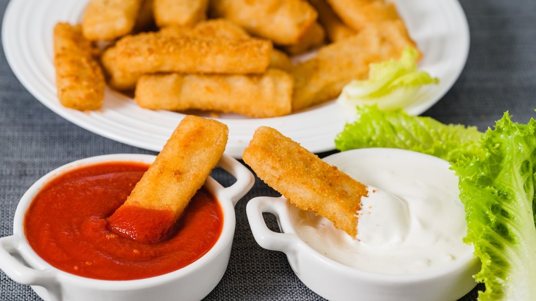 Fish sticks and dipping sauce