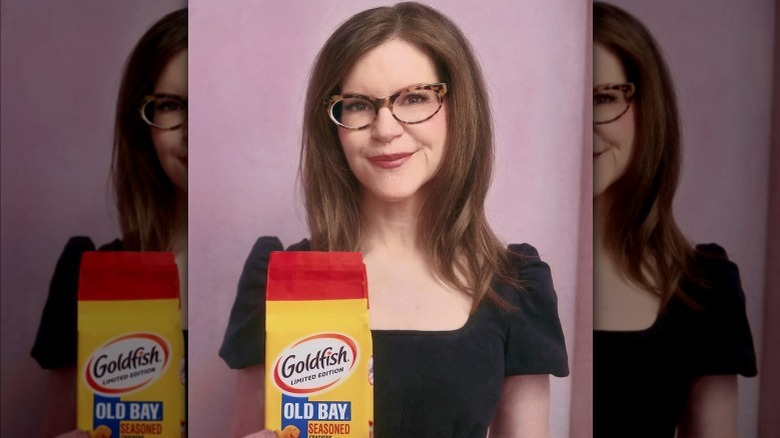 Lisa Loeb holding goldfish bag