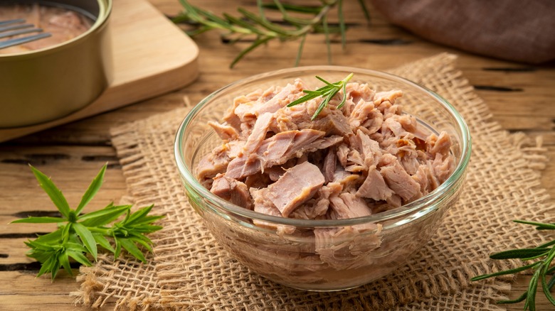 canned tuna in glass bowl