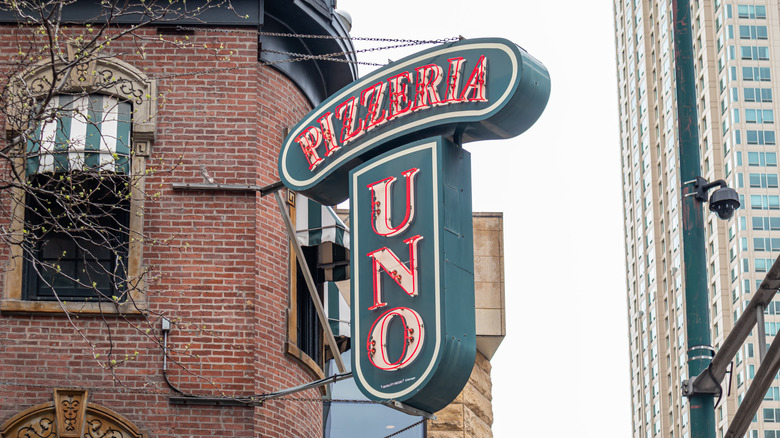 pizzeria uno exterior building and sign