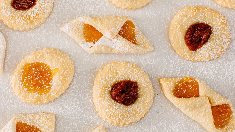 Polish cookies sprinkled with powder