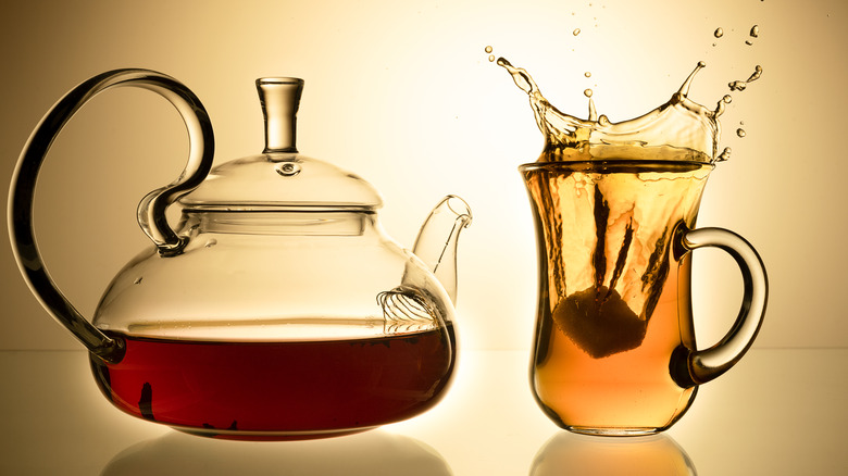 Teapot and glass of tea