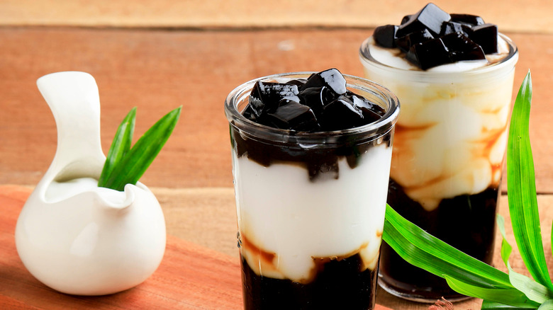 Drinks with grass jelly