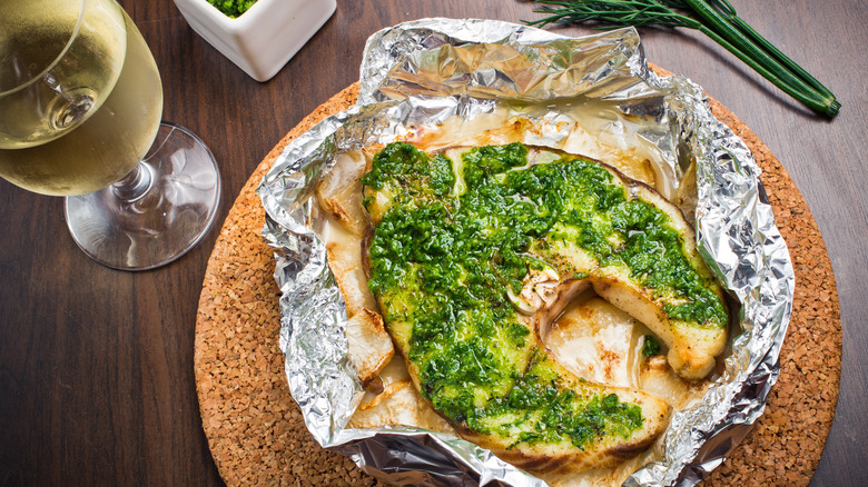 Bakes swordfish with pesto