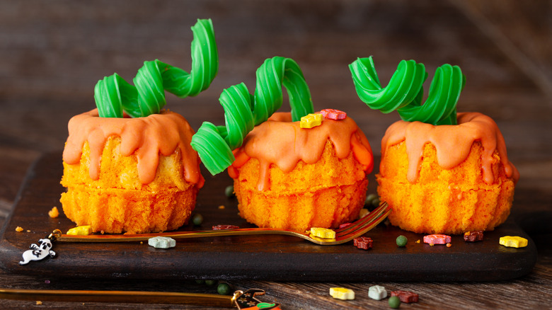 Bundt shaped pumpkin cake 