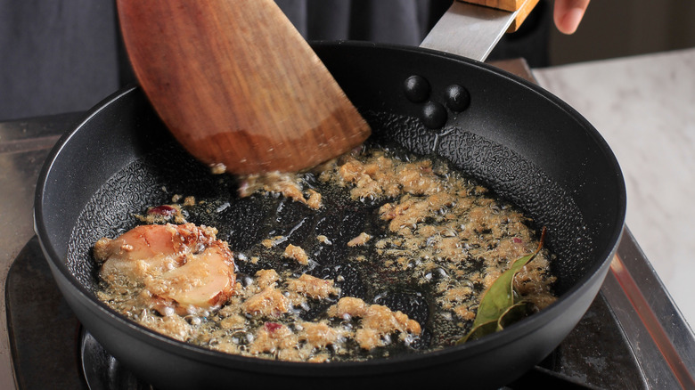 Garlic sautéing 