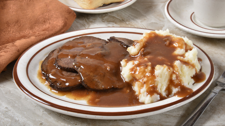 Roast beef with mashed potatoes and gravy