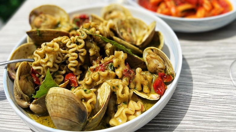 pasta with clams and peppers