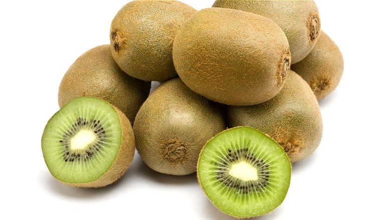 Whole and sliced kiwi fruit 