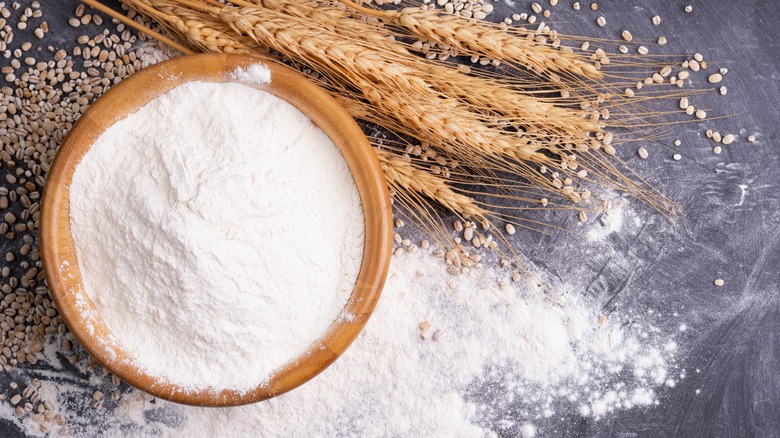 Wheat and flour in bowl