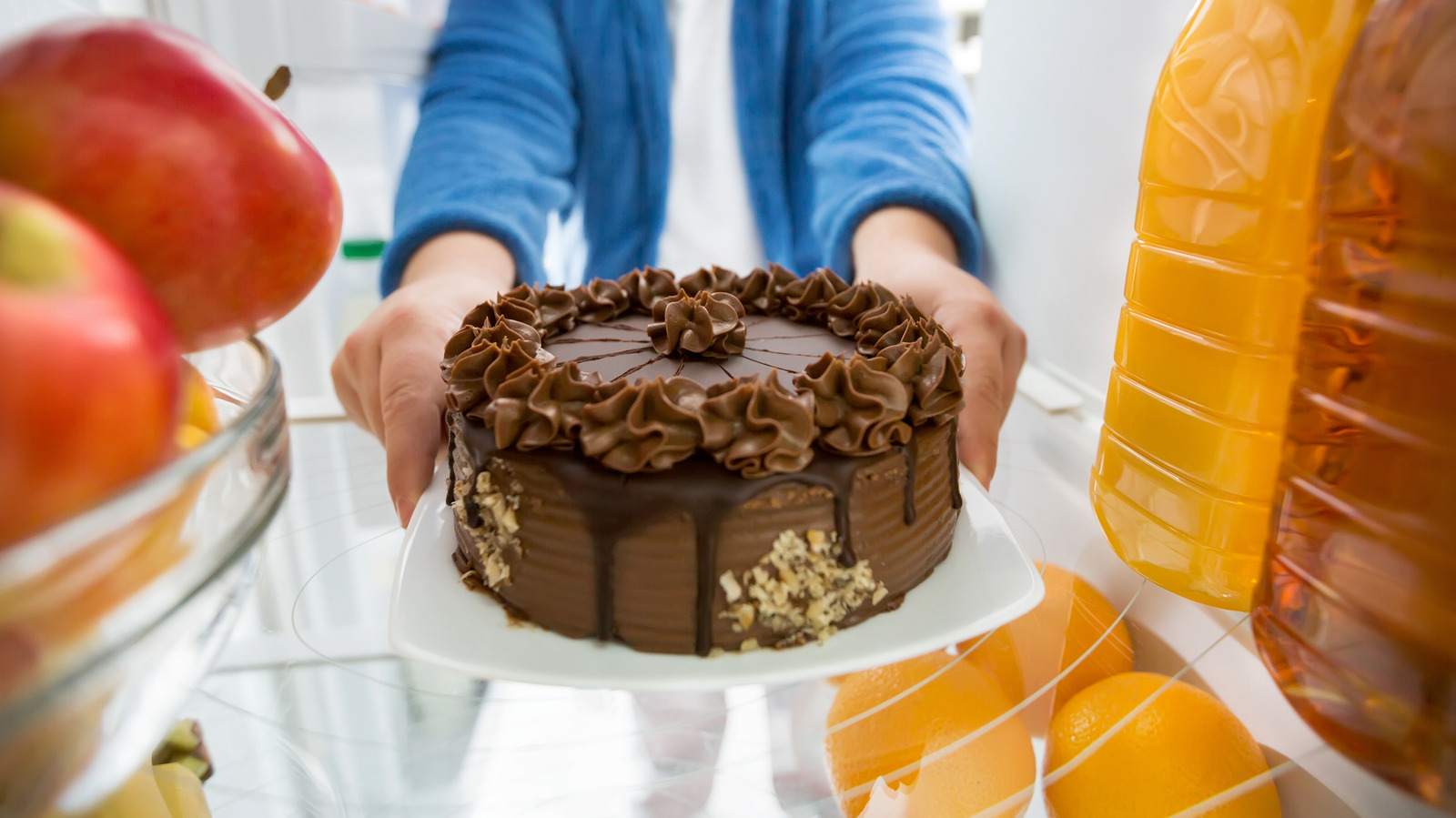 Wanna store cake in a container but don't want to dig it out later? Flip a  tupperware upside down and use the lid as the bottom. : r/lifehacks