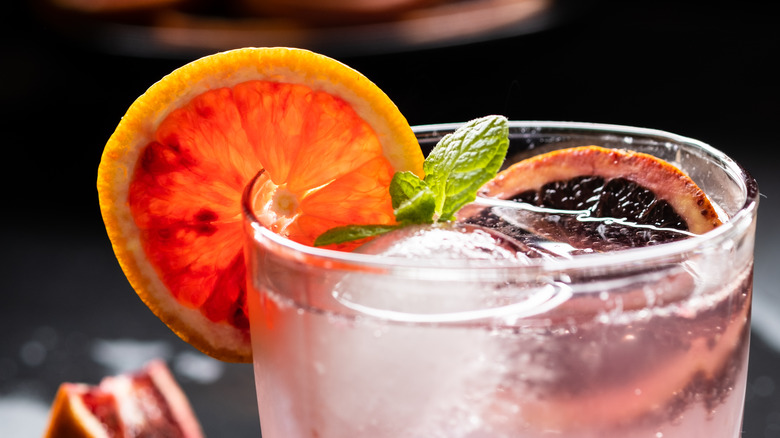 Cocktail with grapefruit slice