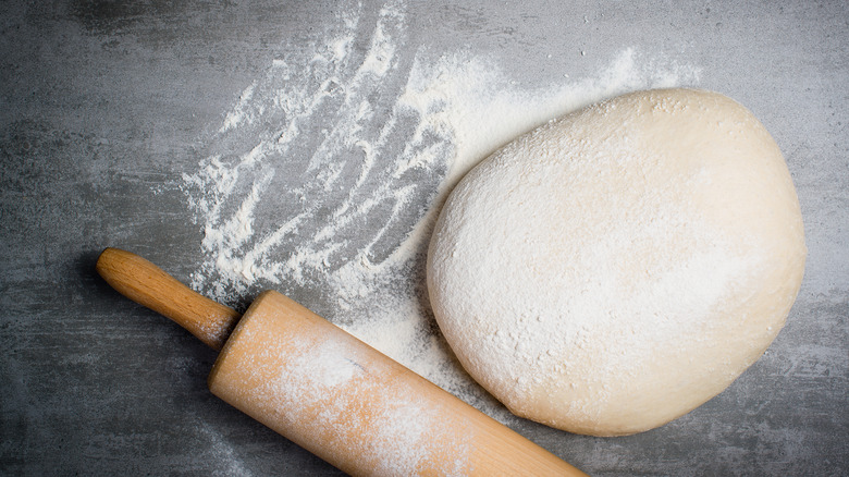 Dough and flour with rolling pin