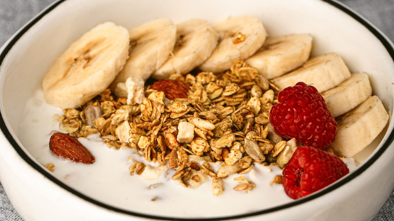 Oatmeal with bananas and berries