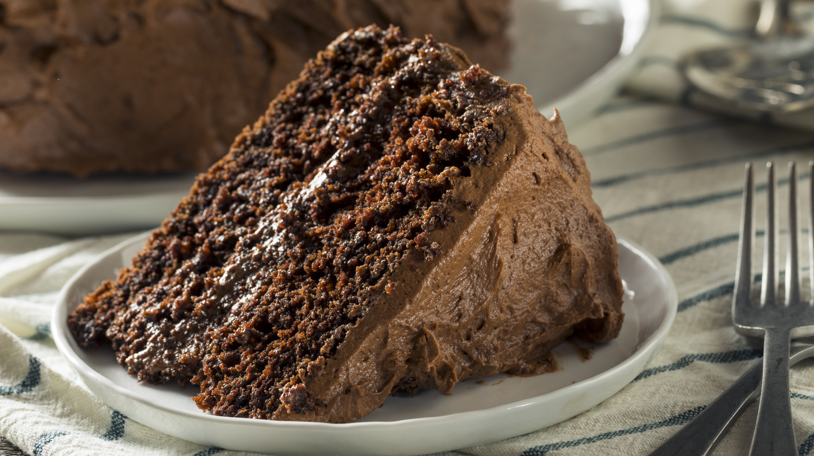 Incredible Classic Chocolate Cake Recipe with Fudge Frosting