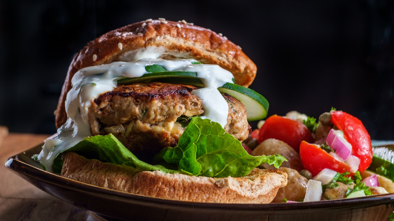 turkey burger with yogurt sauce