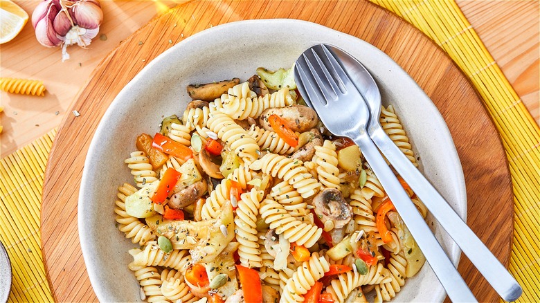 Pasta salad with mushrooms and peppers 