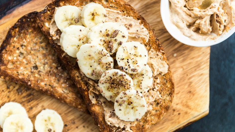 Seedy, tosted bread with bananas