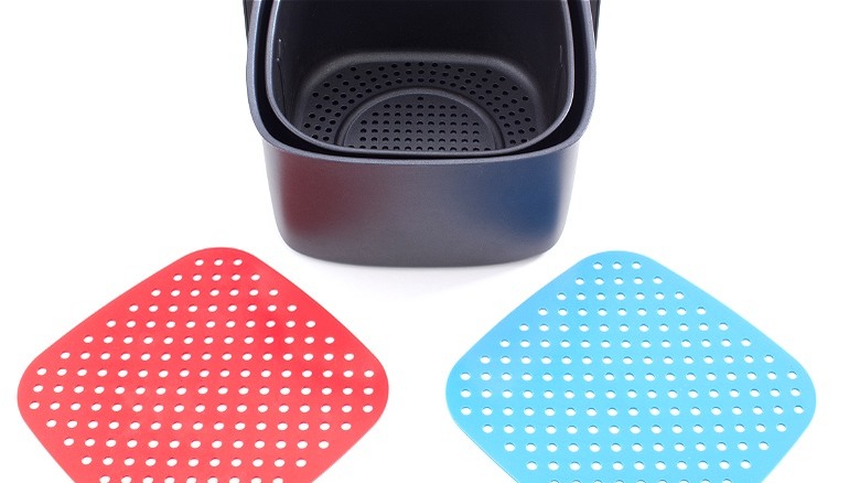 Air fryer and 2 silicone liners 