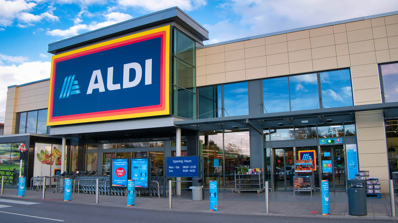 Aldi exterior sign