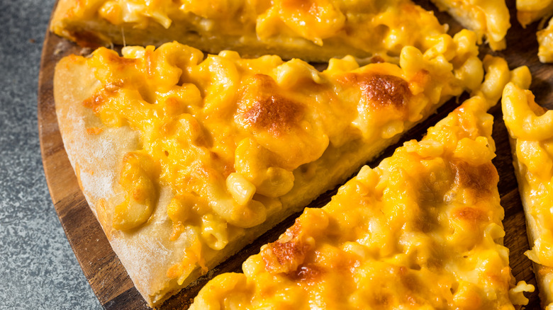 Macaroni and cheese pizza