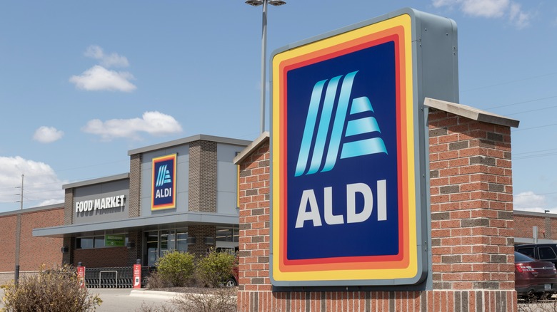 outside of Aldi