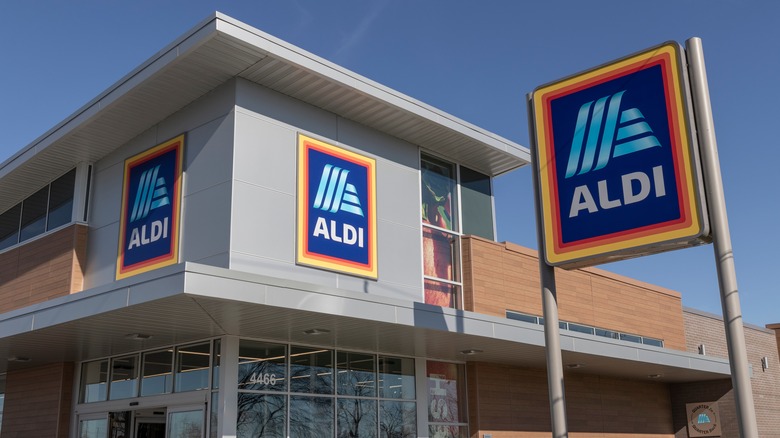 Aldi storefront daytime