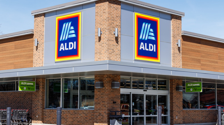 Aldi storefront daytime