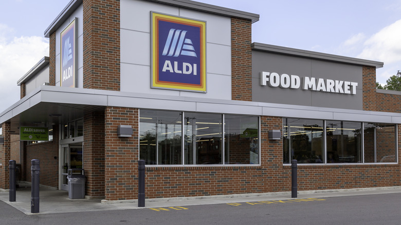 Aldi storefront daytime