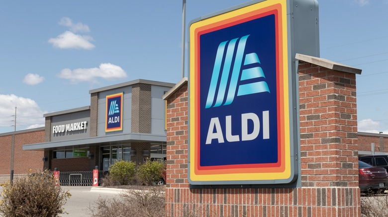 Aldi signage in daytime