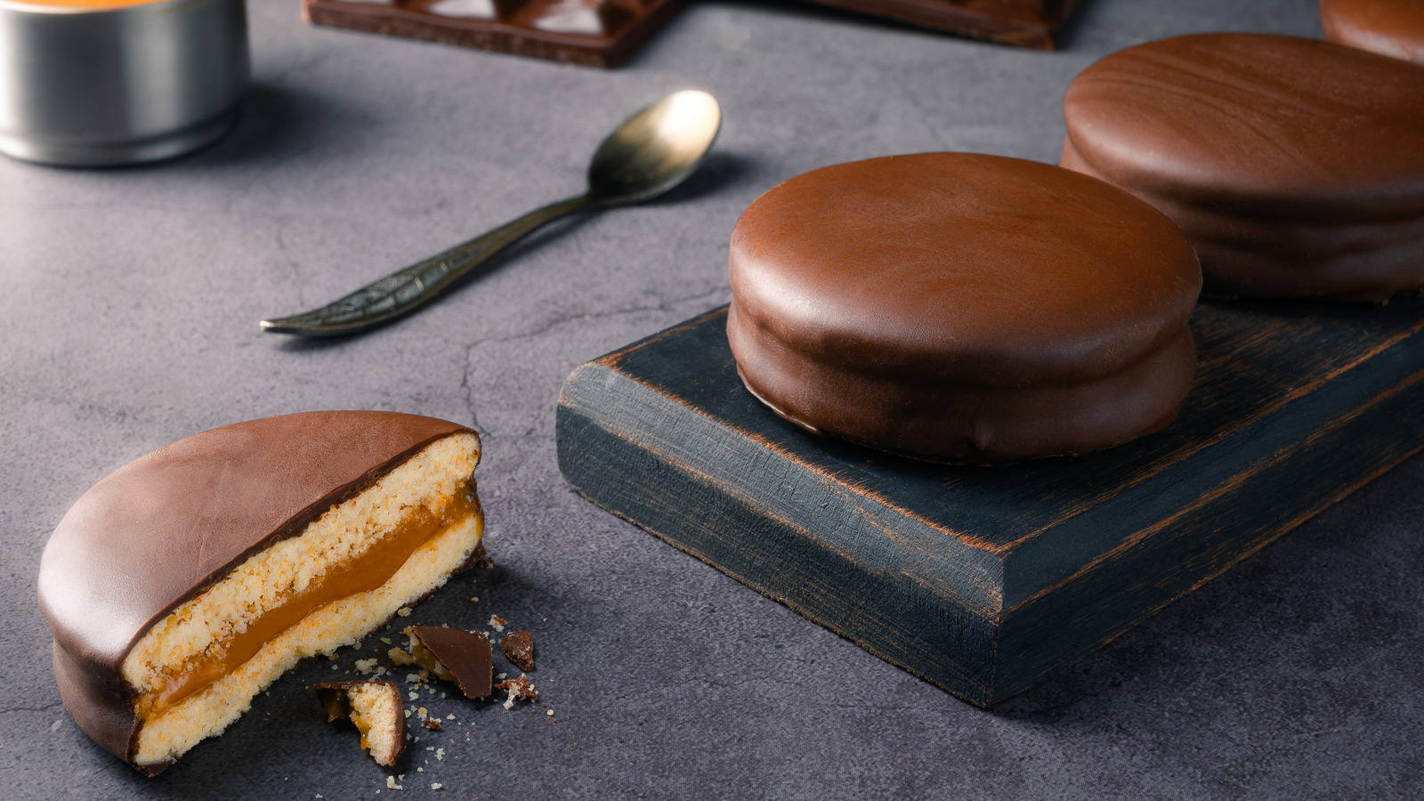 Alfajor filled with Dulce de leche