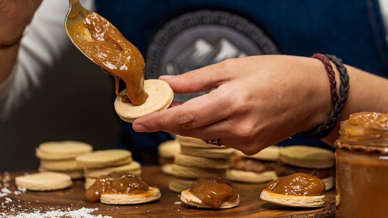 Person making alfajores