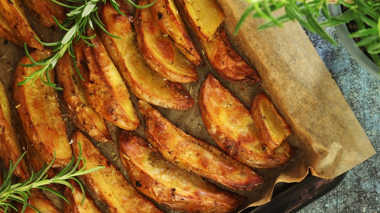 Crispy potato wedges with rosemary