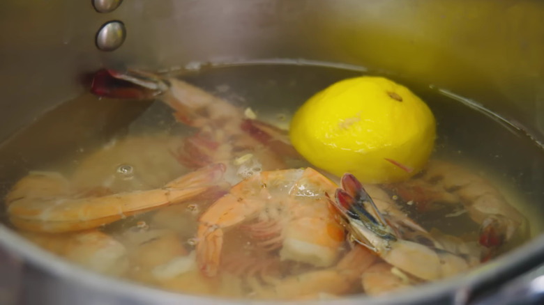 Poaching shrimp in pan with lemon