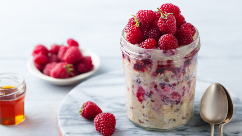 Overnight oats with berries